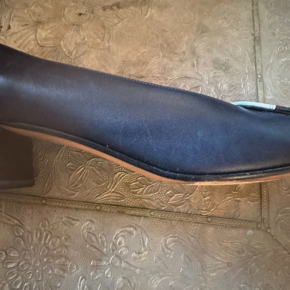 SALVATORE FERRAGAMO Davidia Navy and White Block Heel Shoes - 8 ½ - Picture 7 of 15